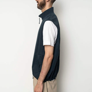 Profil latéral d'un homme en gilet Still By Hand, mettant en évidence la silhouette et les poches, idéal pour SS25.