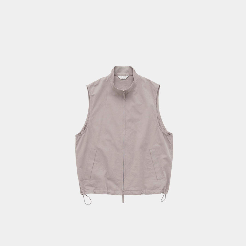 Gilet à col montant en couleur greige de Still By Hand, parfait pour un look décontracté SS25.