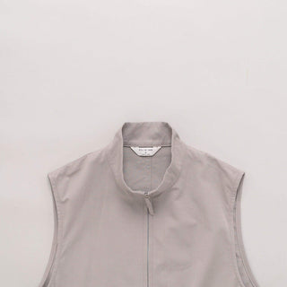 Détail du col et de la fermeture éclair du gilet greige de Still By Hand, une pièce tendance pour la saison SS25.