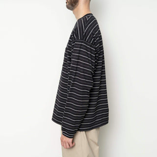 Profil d'un homme portant un t-shirt à rayures noires et blanches de Still By Hand, collection SS25