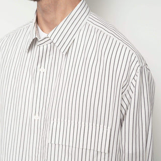Détail de la chemise oversize rayée blanche de Still By Hand, collection SS25, montrant le col et la poche.