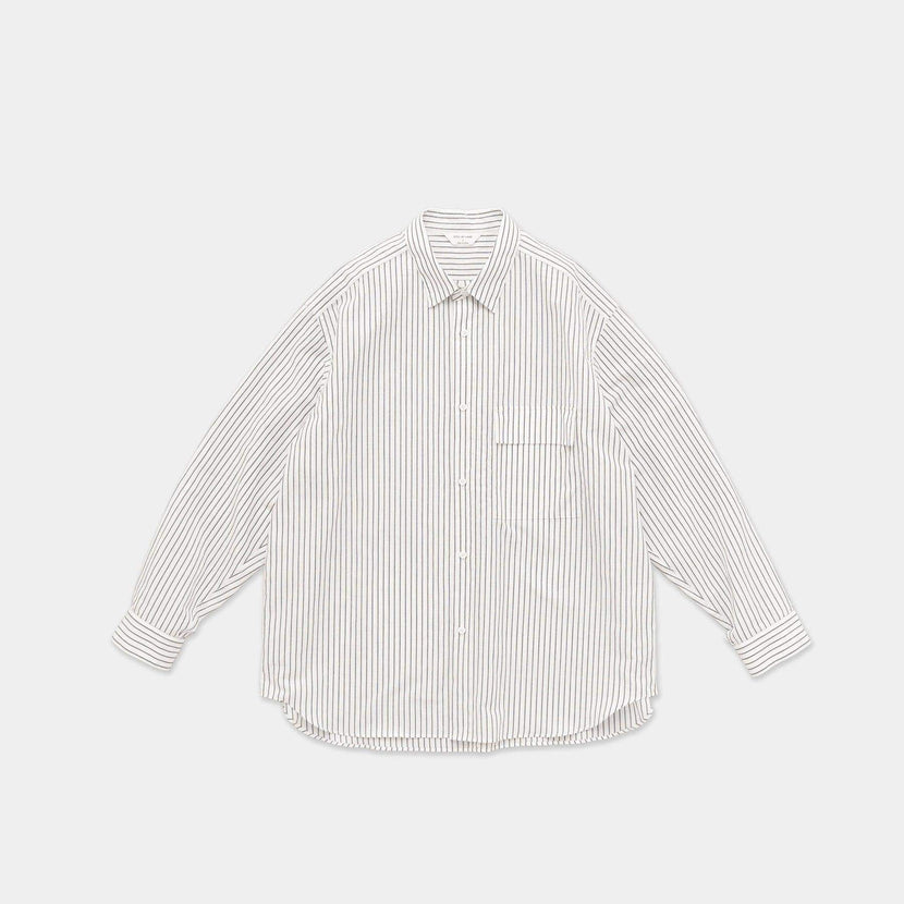 Chemise oversize rayée blanche de Still By Hand pour la collection SS25 vue de face.