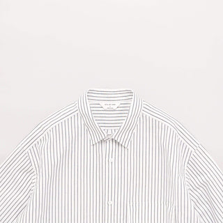 Détail du col de la chemise oversize rayée blanche de Still By Hand pour la collection SS25.