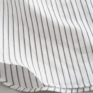 Gros plan sur le tissu de la chemise oversize rayée blanche de Still By Hand, collection SS25.