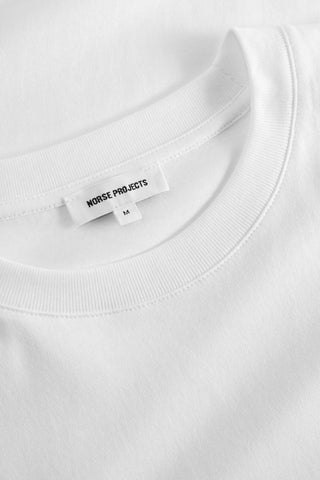 Détail du col du T-shirt Johannes Organic de Norse Projects, mettant en évidence la qualité du coton organique.