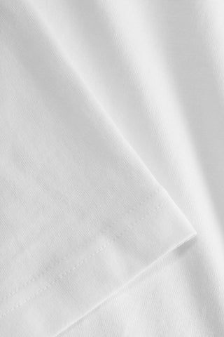 Détail des manches du T-shirt Johannes Organic de Norse Projects, démontrant la finition soignée et le tissu doux.