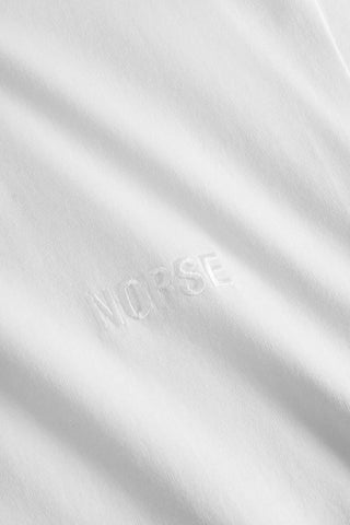 Zoom sur le logo brodé du T-shirt Johannes Organic de Norse Projects, affichant le nom 'Norse' en ton sur ton.
