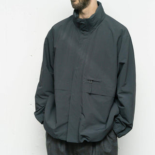 Homme portant la Stand Collar Field Jacket - Camel de Still By Hand, illustrant le style décontracté et raffiné.