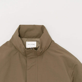 Détail du col de la Stand Collar Field Jacket - Camel de Still By Hand, mettant en avant la finition élégante.