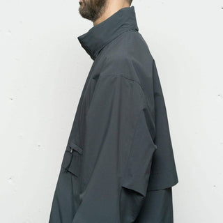 Profil de la Stand Collar Field Jacket - Camel de Still By Hand, soulignant le design pratique et moderne.