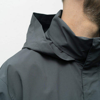Vue rapprochée du col de la Stand Collar Field Jacket - Camel de Still By Hand, mettant en avant les détails fonctionnels.