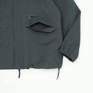 Détail du bas de la Stand Collar Field Jacket - Camel de Still By Hand, révélant les cordons de serrage pour un ajustement personnalisé.