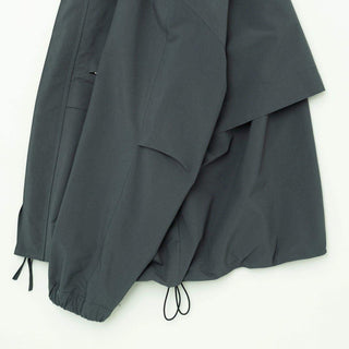 Vue latérale de la Stand Collar Field Jacket - Camel de Still By Hand, illustrant la coupe ample et le style contemporain.