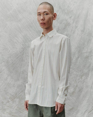 Détail du modèle posant en chemise à rayures en ivoire de Libertine-Libertine, SS25.