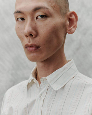 Portrait d'un modèle portant la chemise à rayures en ivoire de Libertine-Libertine, SS25.