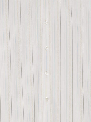 Détail de la chemise à rayures en ivoire de Libertine-Libertine, mettant en avant les boutons, SS25.