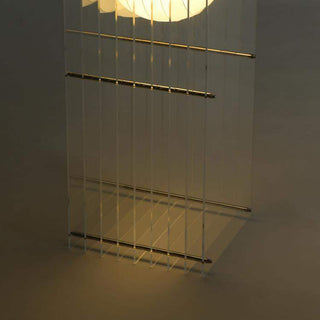 Vue d'angle de la lampe Bangoi-Banga - Lop - Grand Rectangulaire - Transparent, illuminant subtilement un espace, par BANG. Parfaite pour tout intérieur.