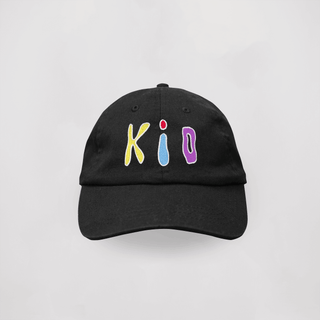 Casquette brodée noire pour enfants 'Kid - Black' de la marque Encré, ornée de lettres colorées sur le devant, parfaite pour ajouter une touche de style à n'importe quelle tenue.
