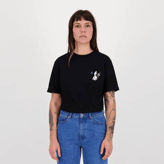 Modèle portant le T-shirt 'La nuit des étoiles - Black' d'Encré, affichant un look décontracté avec une broderie stylée.