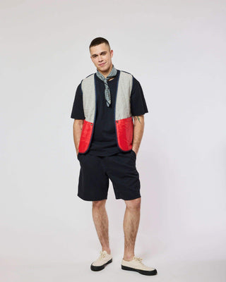 Modèle souriant en veste Homecore - Repeat - Navy, ajoutant une touche de style à une tenue décontractée pour le printemps été SS25.