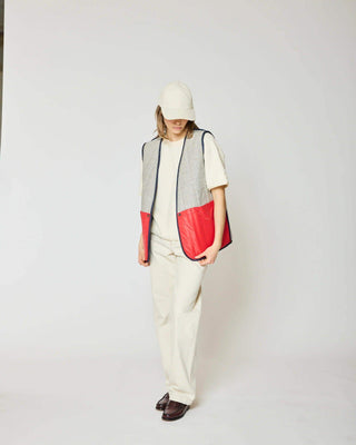 Détail de la texture et des couleurs de la veste Homecore - Repeat - Navy, montrant son style moderne pour la saison SS25.