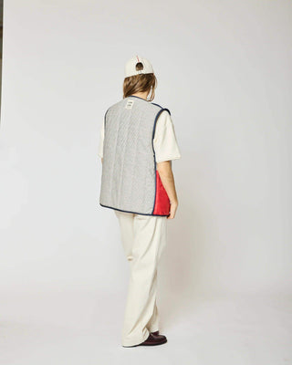 Modèle féminin vêtu de la veste Homecore - Repeat - Navy, avec une tenue sobre et élégante pour le printemps été SS25.