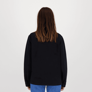 Vue arrière de la chemise noire Encré, démo style tendance avec une finition épurée.