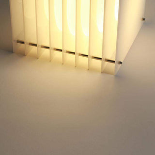 Détails de la base de la lampe Bangoi Banga - Lop - Big Square - Milky, illustrant la finition soignée et le matériau lumineux.