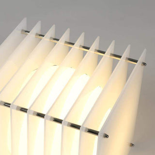 Vue rapprochée de la lampe Bangoi Banga - Lop - Big Square - Milky, montrant les détails de sa structure en plaques translucides.
