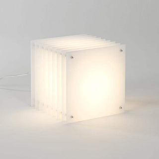 Lampe design Bangoi Banga - Lop - Big Square - Milky, émettant une douce lumière blanche, parfaite pour une ambiance chaleureuse.
