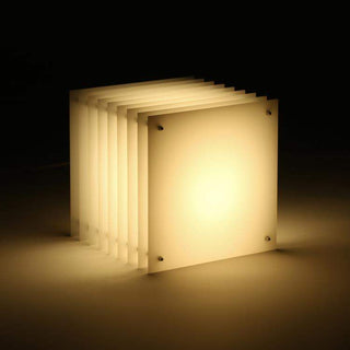 Lampe Bangoi Banga - Lop - Big Square - Milky, illuminée dans un cadre sombre, mettant en valeur son design élégant.