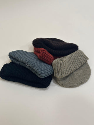 Collection de bonnets Racal en différentes couleurs : gris, noir, brun, rouge et beige. Chaque chapeau est conçu avec une touche moderne tout en maintenant la qualité japonaise caractéristique de la marque Racal.