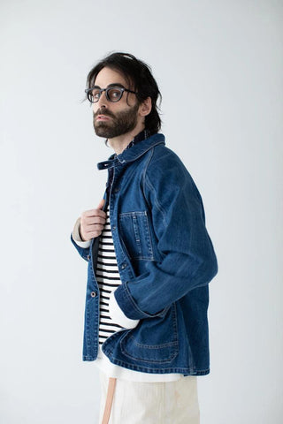 Un homme portant une veste en corduroy marron de la collection FW24 d' Ordinary Fits. Il a une expression décontractée et affiche un style élégant et simple, typique des créations d'Ordinary Fits, mettant en avant le confort et la durabilité.