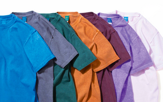 Collection de t-shirts Good On accroché sur un porte-vêtements, affichant une variété de couleurs, y compris le bordeaux, le beige, le bleu, le brun, le vert, et un noir décontracté, représentant le style décontracté et confortable de la marque.