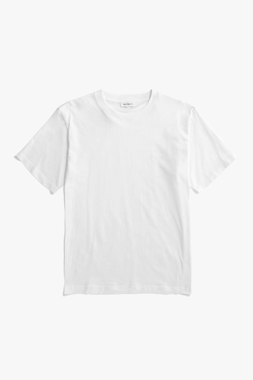 T-shirt Johannes Organic de Norse Projects en blanc, avec une coupe standard et un design épuré, idéal pour une tenue décontractée.
