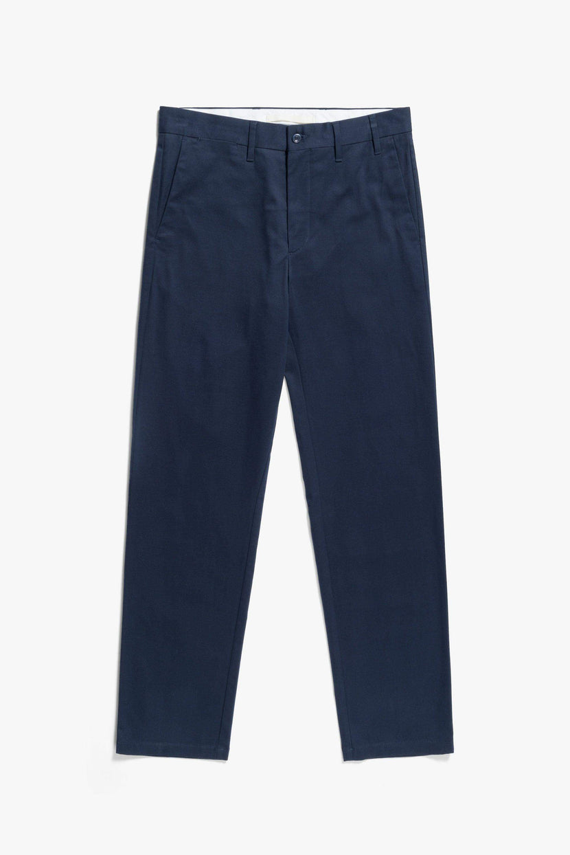 Pantalon Norse Standard Chino de Norse Projects en couleur bleu marine, vu de face.