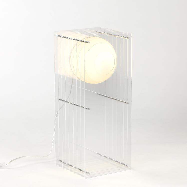 Lampe Bangoi-Banga - Lop - Grand Rectangulaire - Transparent avec lumière douce, créée par BANG. Design moderne mettant en valeur une sphère lumineuse.
