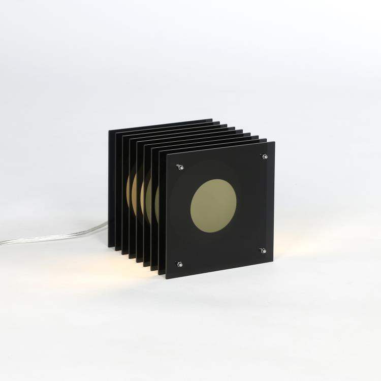 Lampe carrée noire de BANG avec un design moderne, parfaite pour ajouter une touche d'élégance à votre intérieur - Bangoi Banga.