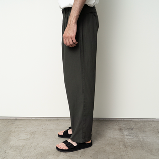 Still by hand - Garment-dye 2 pleat pants - D.olive