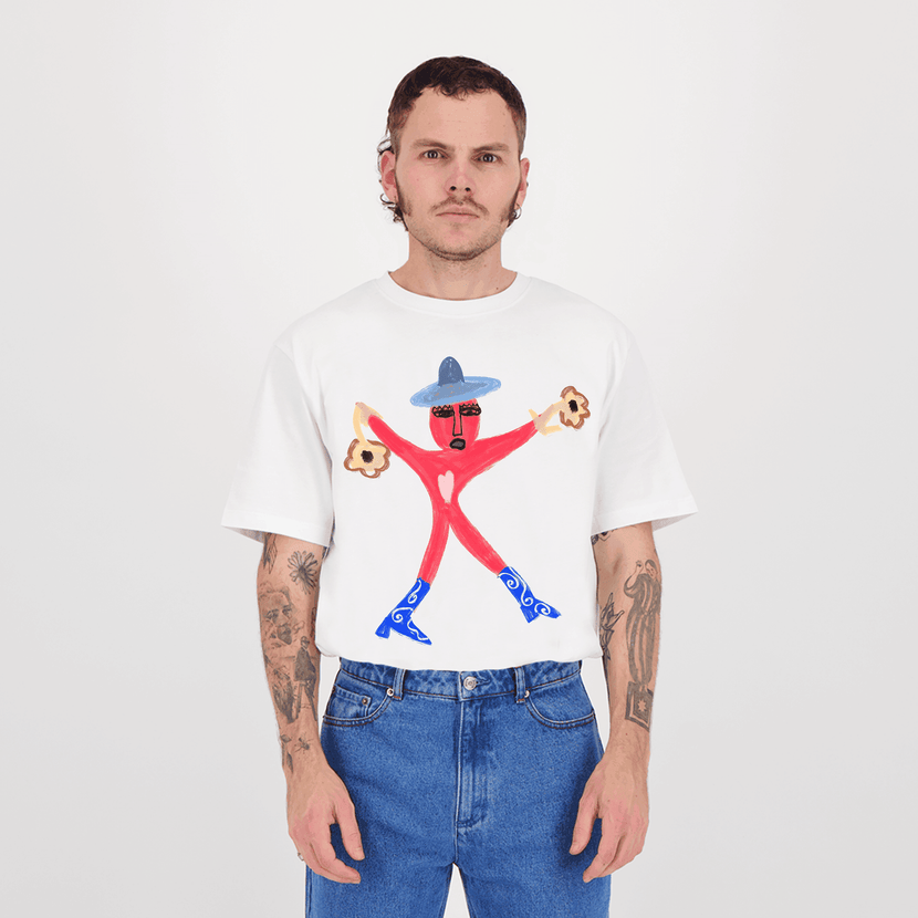 Homme portant un t-shirt 'Flower Cowboy - White' de la marque Encré, illustré avec un personnage coloré dans une pose dynamique.