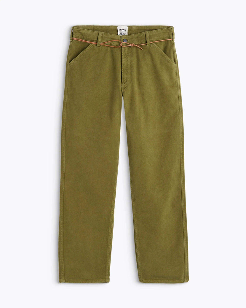 Pantalon Jabali Twill en vert lézard de Homecore, style décontracté, présenté sur un fond blanc. SS25