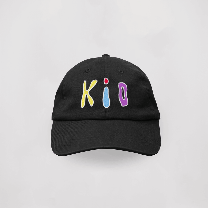 Casquette brodée noire pour enfants 'Kid - Black' de la marque Encré, ornée de lettres colorées sur le devant, parfaite pour ajouter une touche de style à n'importe quelle tenue.