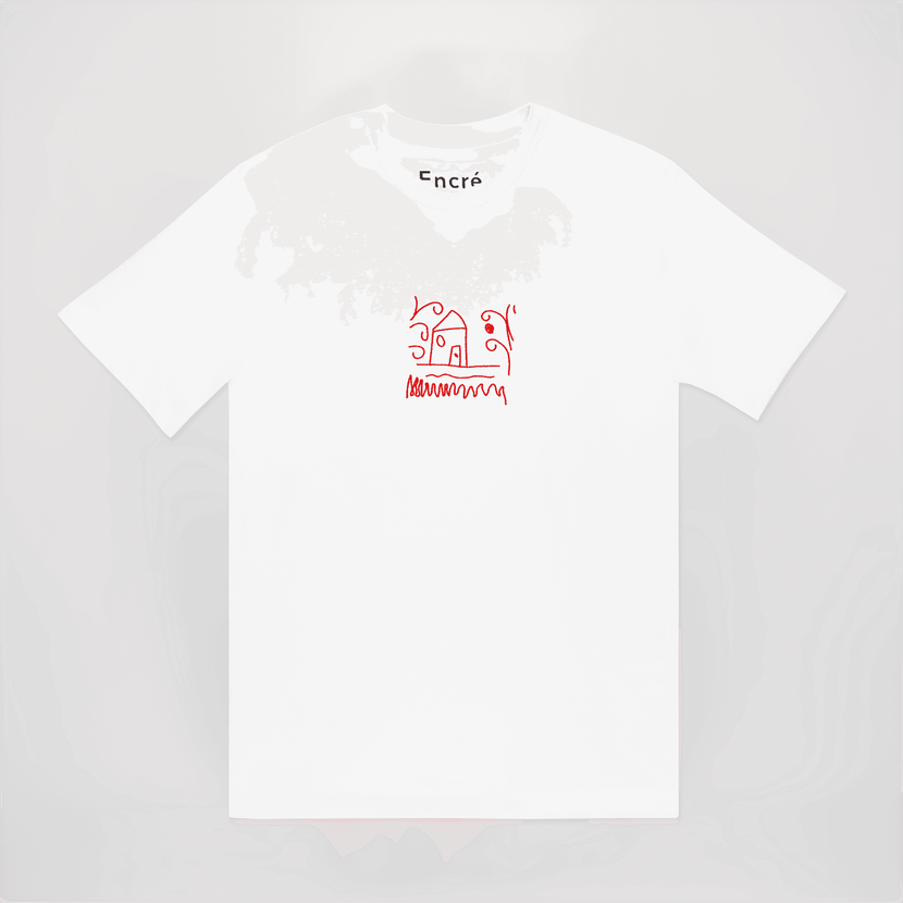 T-shirt blanc La Camargue d'Encré, avec un dessin rouge stylisé d'une maison et des éléments naturels. Un modèle parfait pour le printemps SS25, idéal pour afficher un style décontracté. Ce look est le choix parfait des president's.