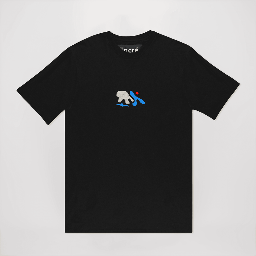 T-shirt LA MER 2 - Noir d'Encré avec un design coloré en avant - logo stylisé sur fond noir.