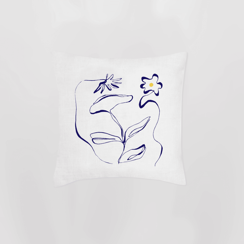Coussin brodé La Valse - Blanc d'Encré avec un design floral minimaliste en lignes bleu marine sur fond blanc, apportant une touche d'élégance à votre intérieur.
