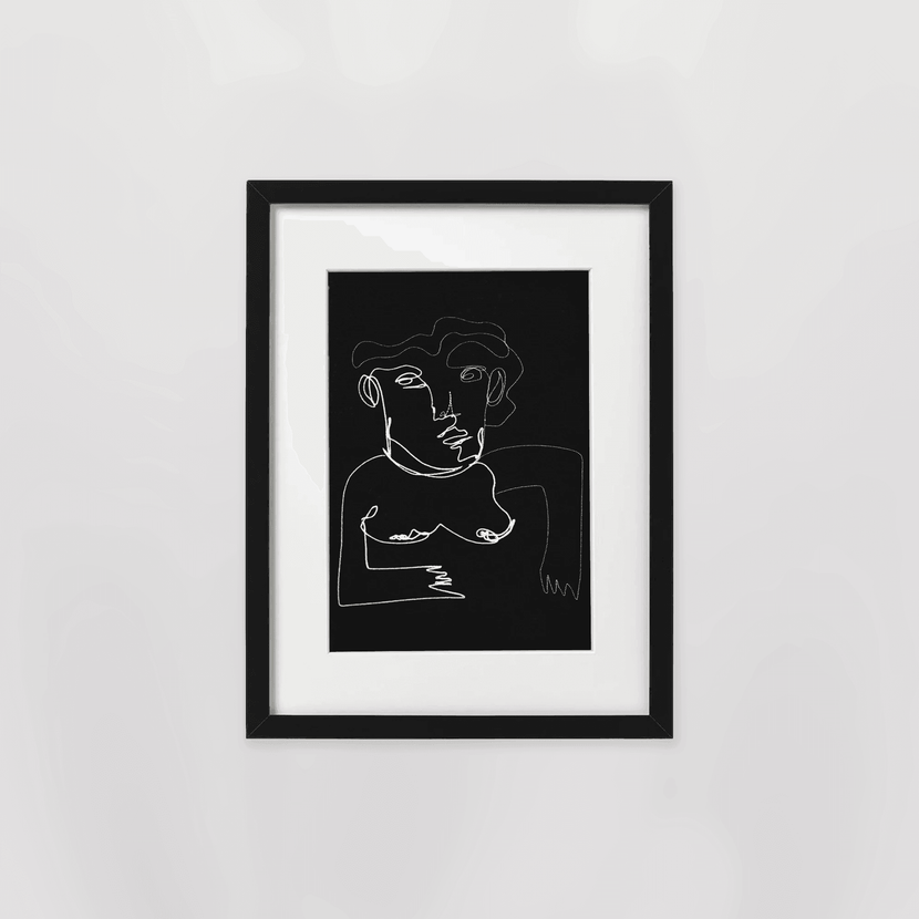 Une illustration moderne et stylisée d'un visage humain sur un fond noir, encadrée dans un cadre noir et blanc. L'œuvre s'intitule 'Mireille - Black' par le vendeur Encré.