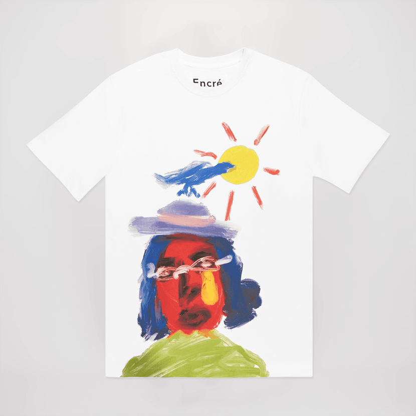 T-shirt en blanc avec une illustration artistique colorée d'une femme portant des lunettes, un chapeau et un ciel ensoleillé. Modèle de la marque Encré, intitulé 'Mireille et son amie'.