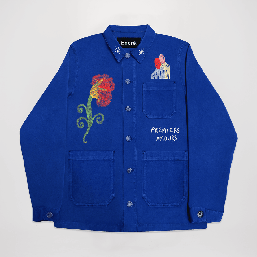 Veste bleu ‘Premiers Amours’ par Encré avec broderie colorée et design unique, vue de face.