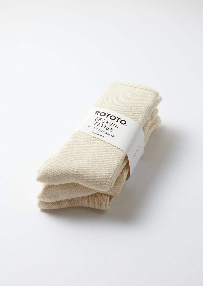 Lot de chaussettes ecru de Rototo avec un emballage étiqueté en coton bio.