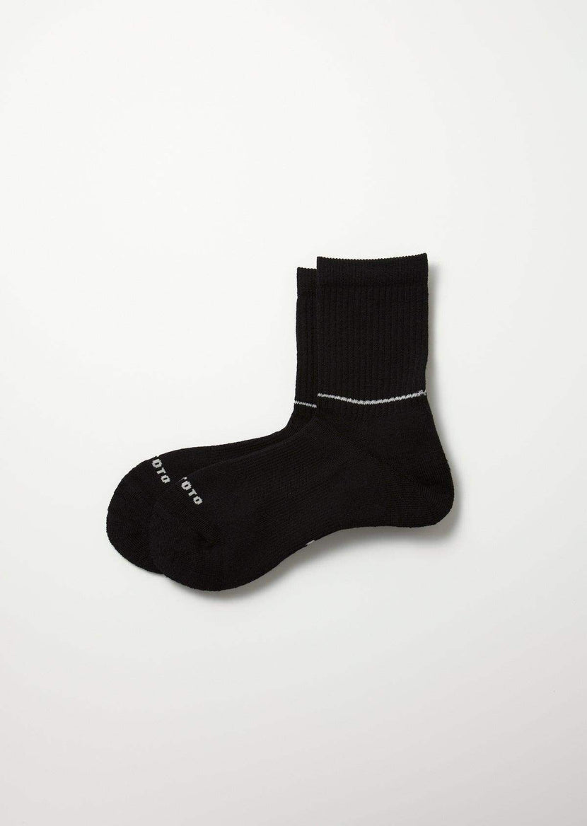 Chaussettes Rototo R1483 Black, élégantes et confortables, conçues pour diverses activités. Fabriquées avec un mélange de laine mérinos pour un confort optimal.